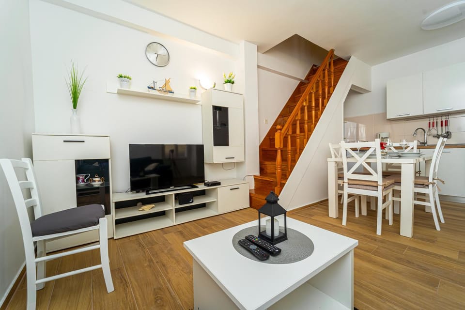 Communal lounge/ TV room, TV and multimedia, Seating area, Dining area