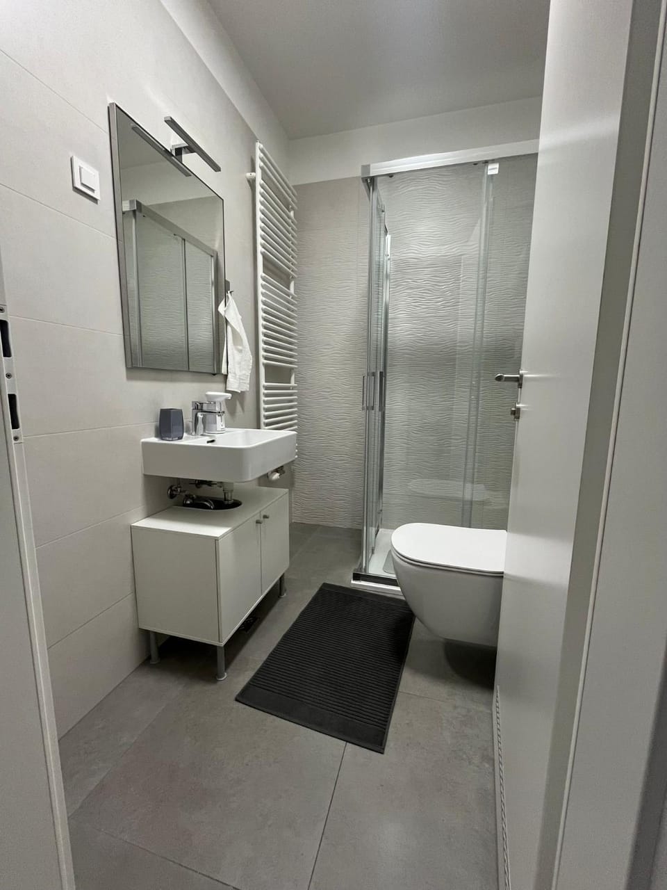 Shower, Toilet, Bathroom, towels, washing machine