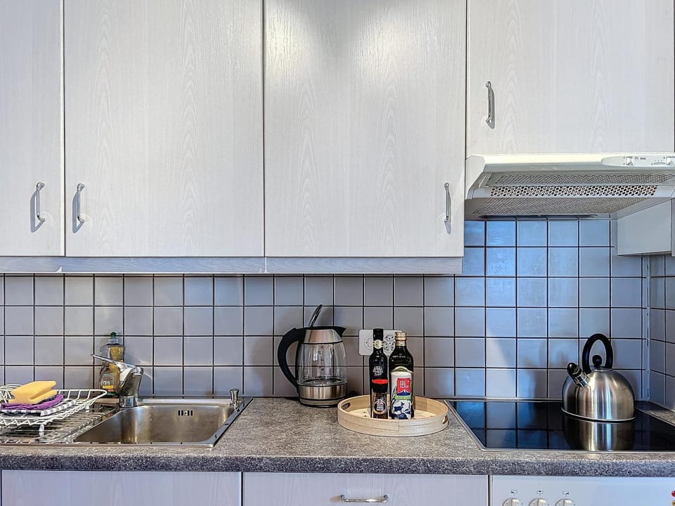 Coffee/tea facilities, Kitchen or kitchenette, stove