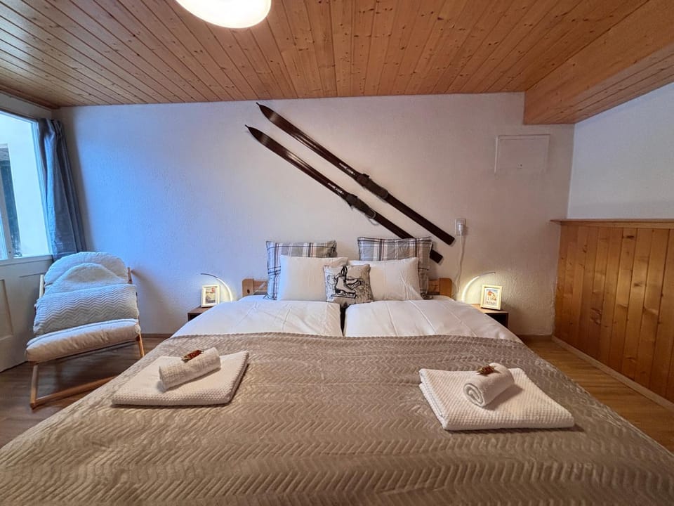 Photo of the whole room, Bedroom
