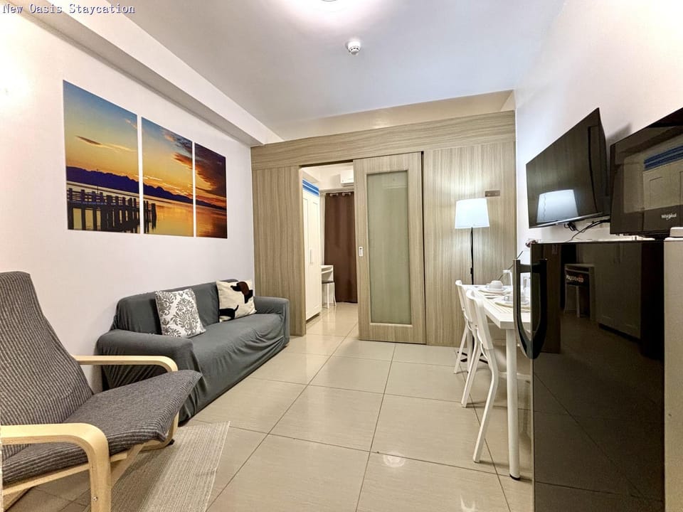 TV and multimedia, Kitchen or kitchenette, Living room, Seating area, Dining area