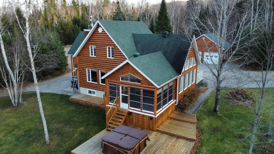 Le Grand Boisé Chalet in Quebec