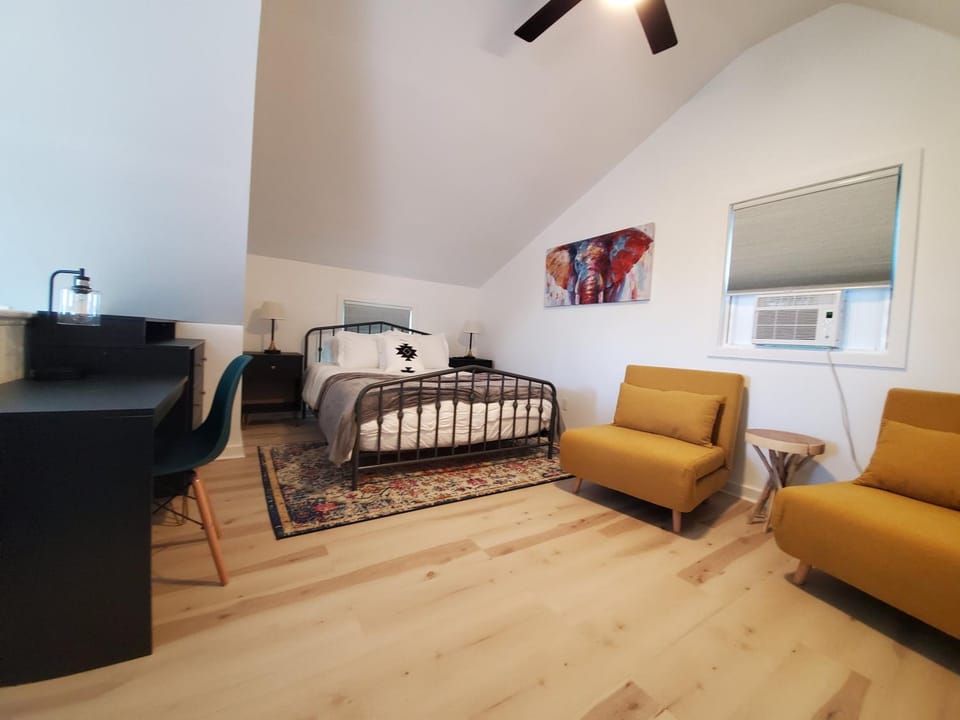 Bed, TV and multimedia, Photo of the whole room, Seating area, Bedroom