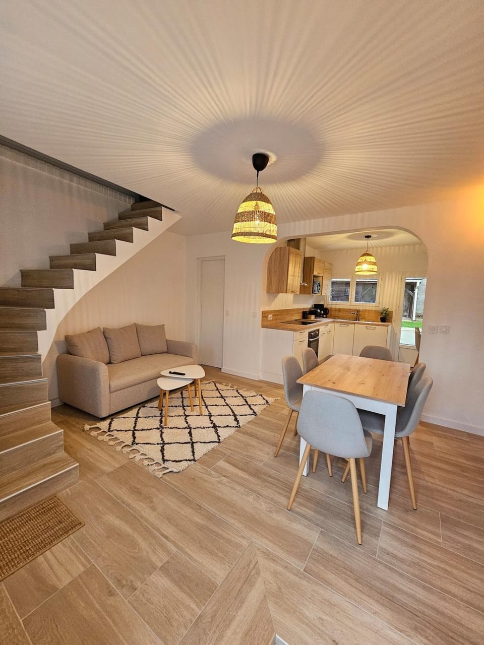 Kitchen or kitchenette, Living room, Seating area, Dining area, pet friendly, stove