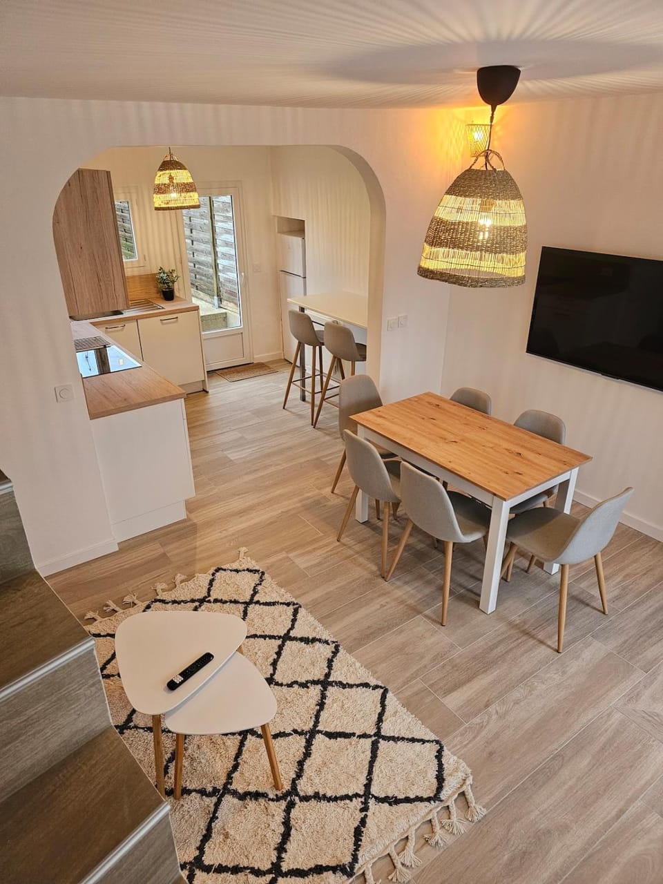TV and multimedia, Kitchen or kitchenette, Living room, Seating area, Dining area
