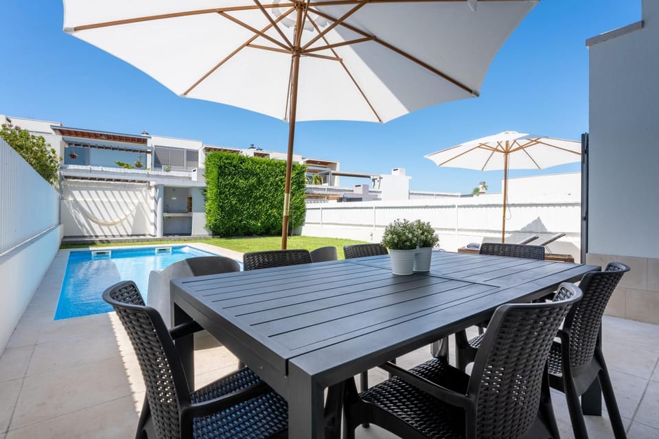 Balcony/Terrace, Dining area, Swimming pool, sunbed
