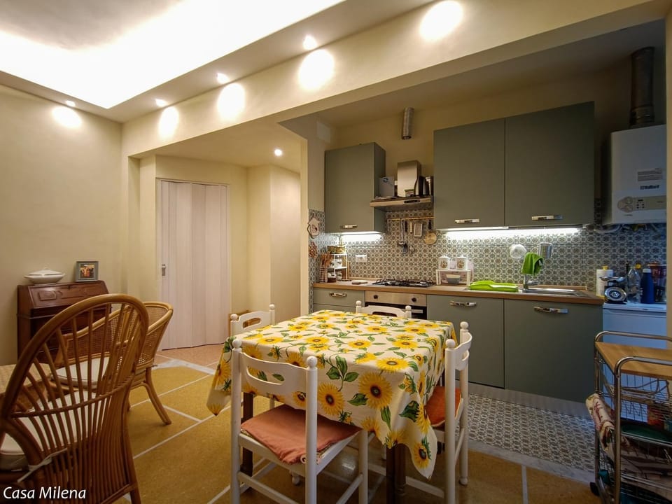 Kitchen or kitchenette, Living room, Seating area, Dining area, oven, stove