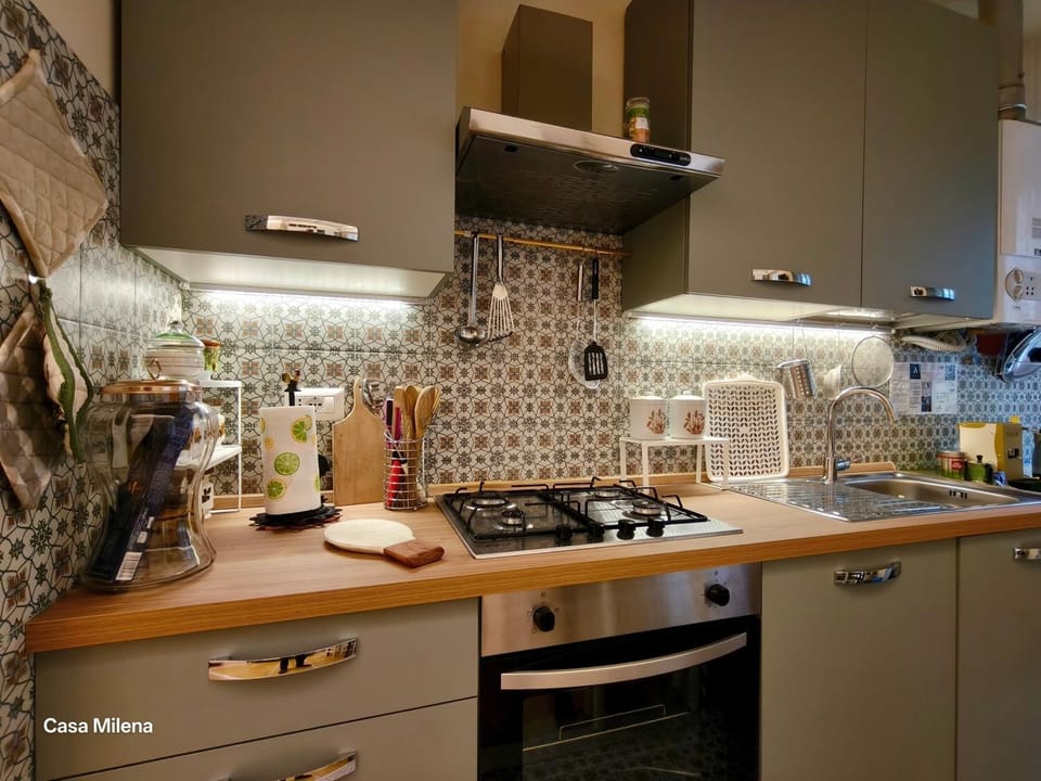 Kitchen or kitchenette, dishwasher, oven