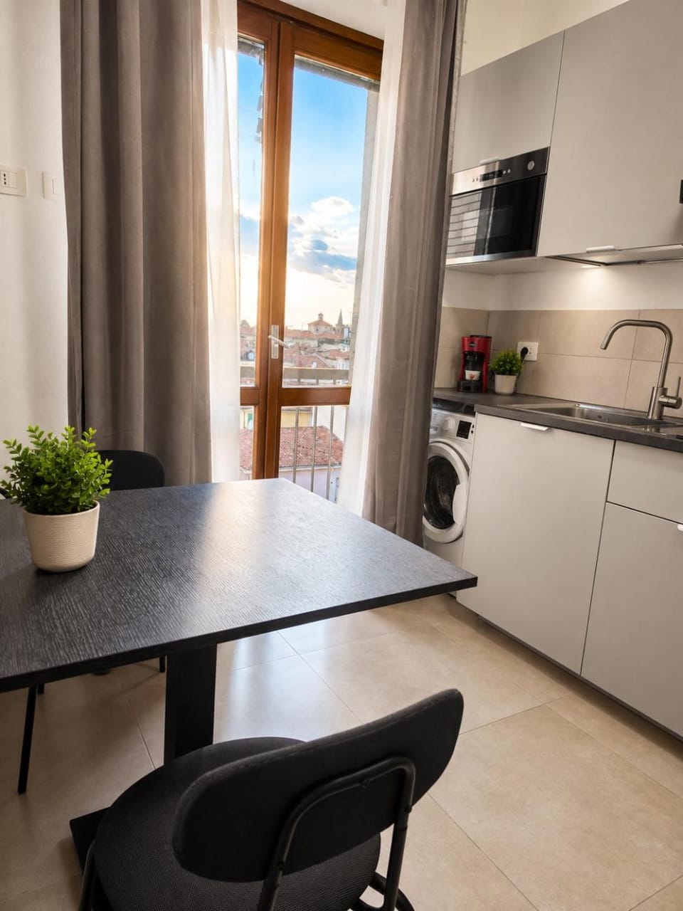 Kitchen or kitchenette, Dining area, stove