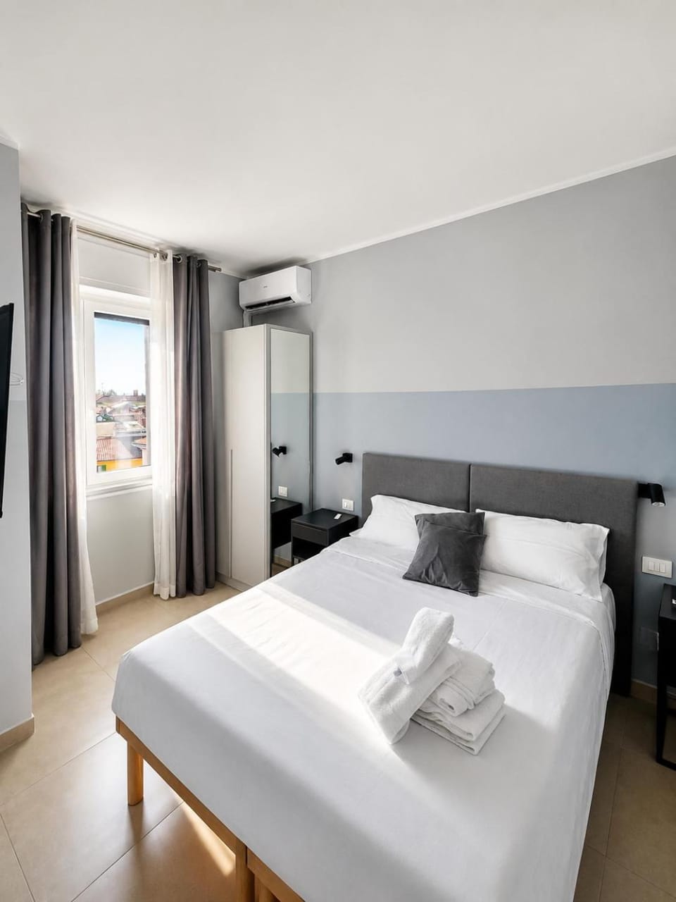 Bed, Photo of the whole room, Bedroom, towels
