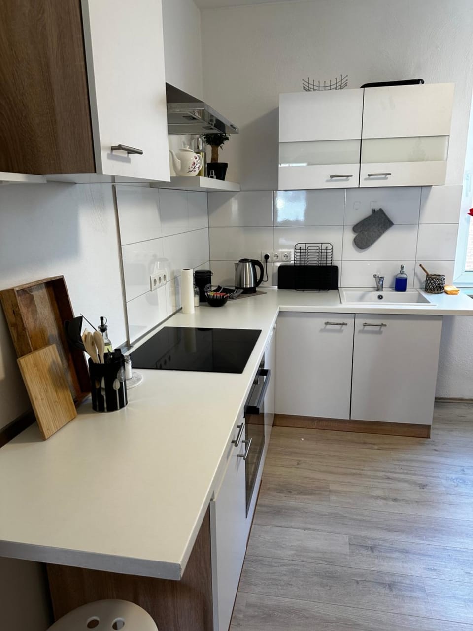 Coffee/tea facilities, Kitchen or kitchenette, dishwasher, stove, toaster