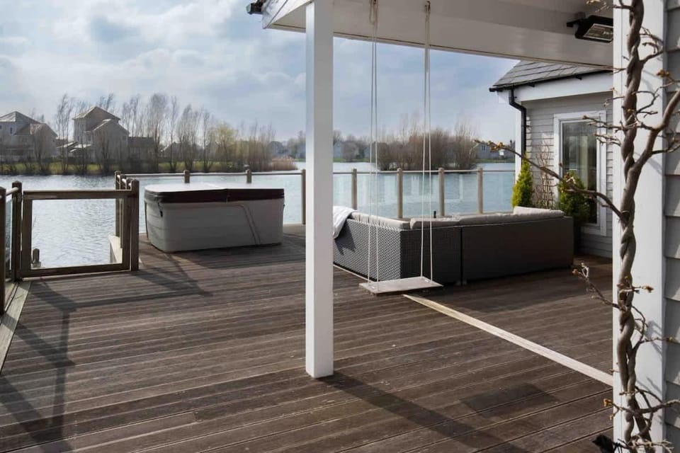 Summer Lake House in Cotswold District