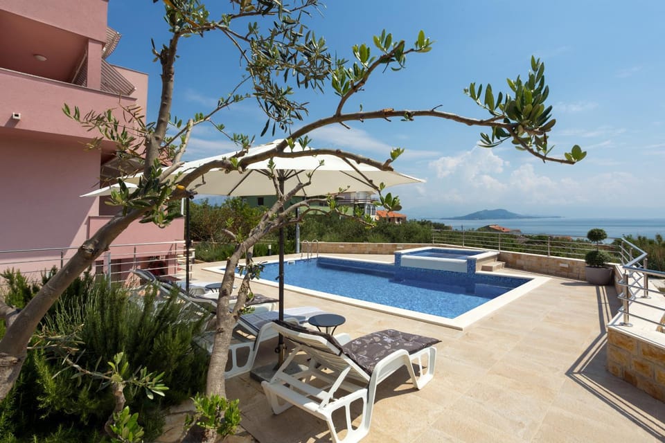 Landmark view, Sea view, Swimming pool