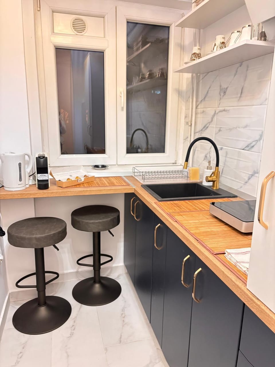 Kitchen or kitchenette, Dining area, stove