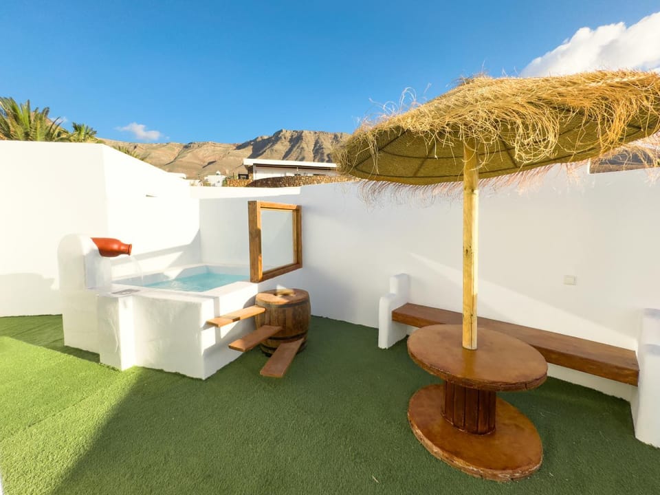Bungalow Ahul Famara con pequeña piscina House in Isla de Lanzarote