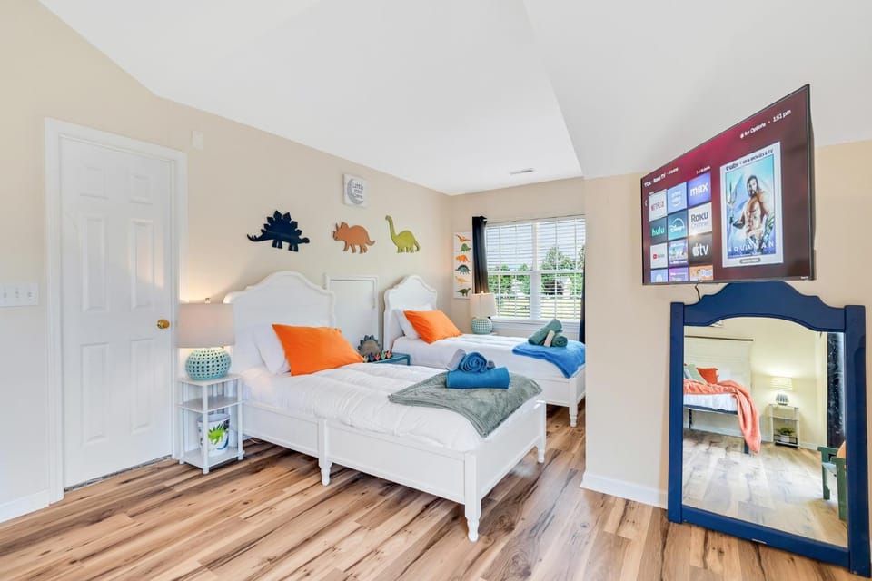 Photo of the whole room, Bedroom