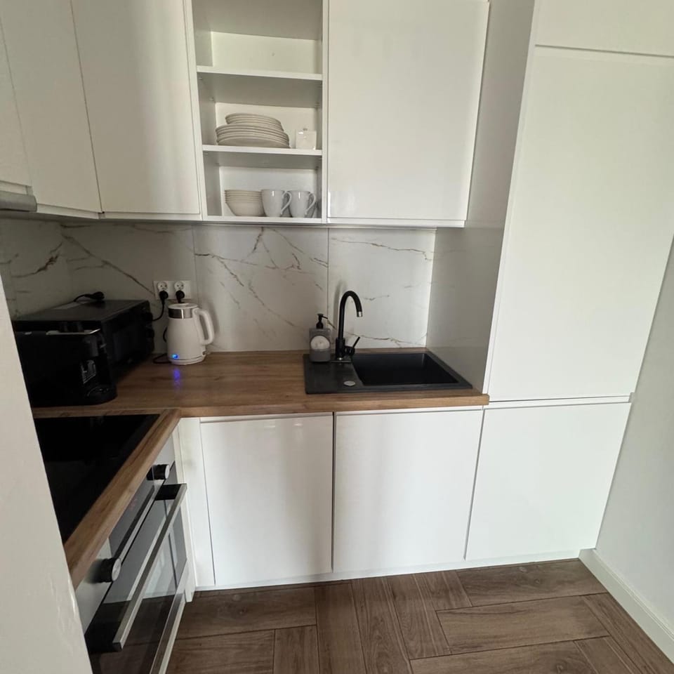 Coffee/tea facilities, Kitchen or kitchenette, stove