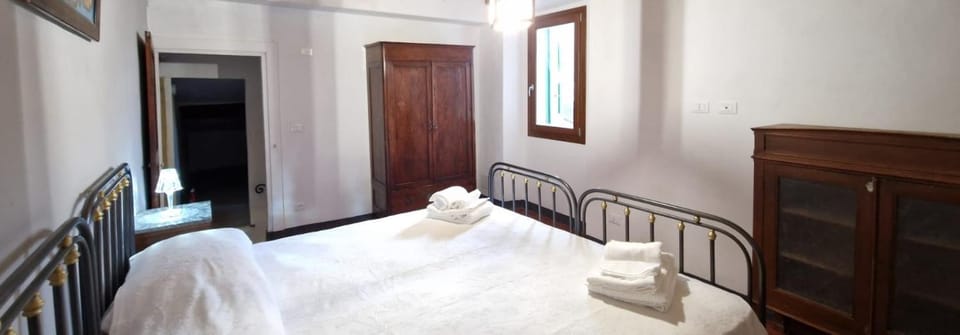 Bedroom, air conditioner