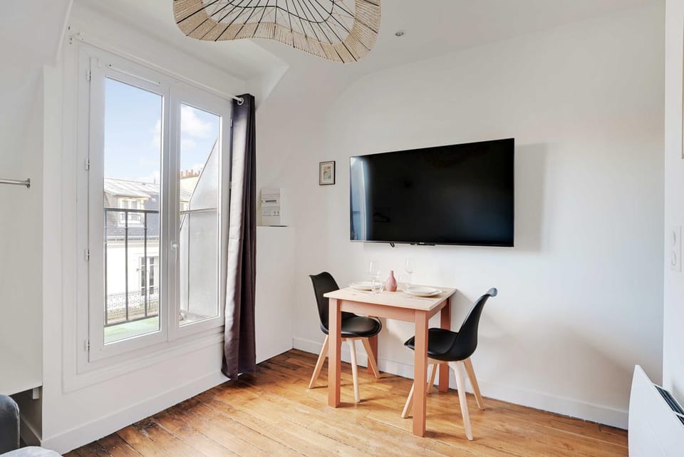 Communal lounge/ TV room, TV and multimedia, Living room, Seating area, Dining area