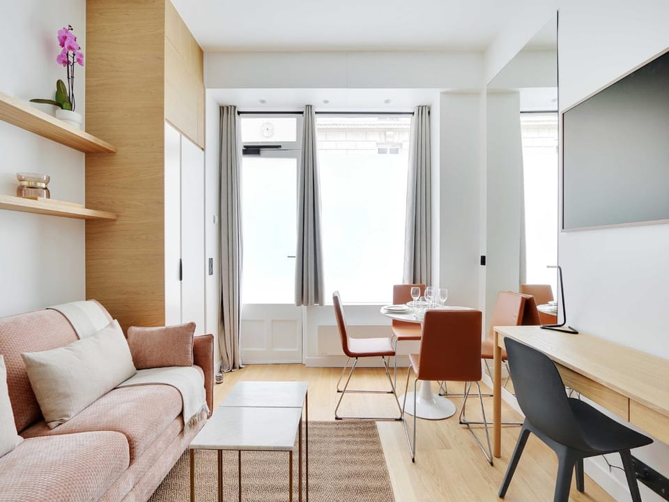 TV and multimedia, Living room, Seating area, Dining area