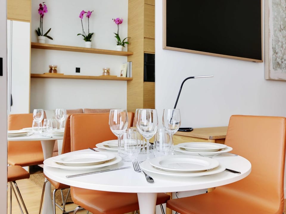 TV and multimedia, Seating area, Dining area