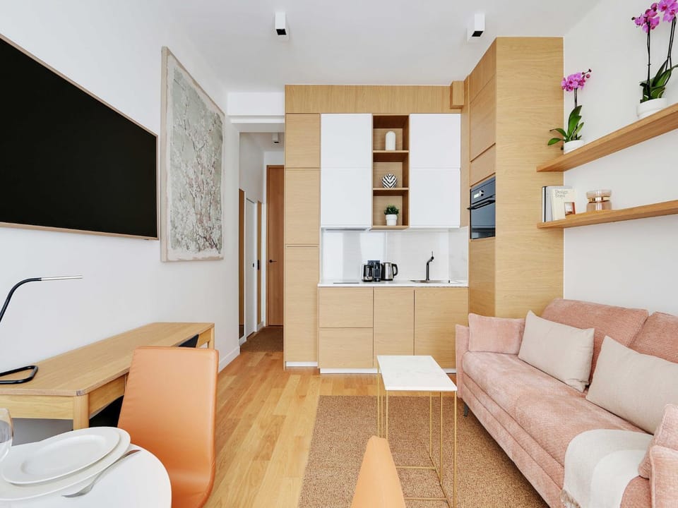 TV and multimedia, Kitchen or kitchenette, Living room, Seating area