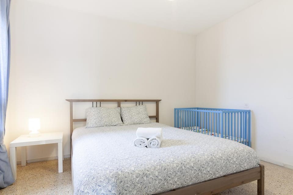 Photo of the whole room, cot