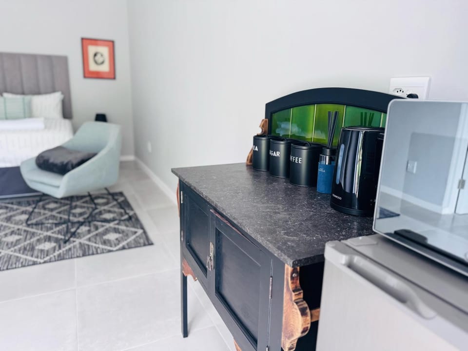 Coffee/tea facilities, Kitchen or kitchenette, microwave