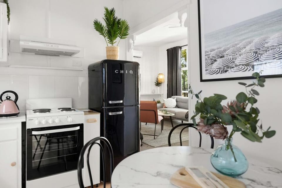 Seaside Retreat, Steps from the Beach! Apartment in Rosebud