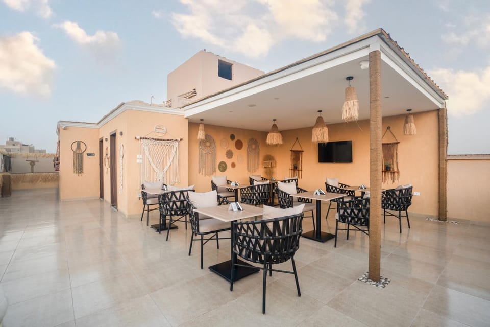 Restaurant/places to eat, Balcony/Terrace