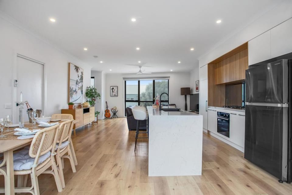 Kitchen or kitchenette, Dining area, pet friendly