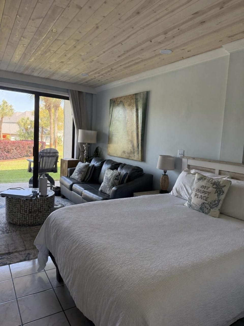 Bed, Seating area, Bedroom