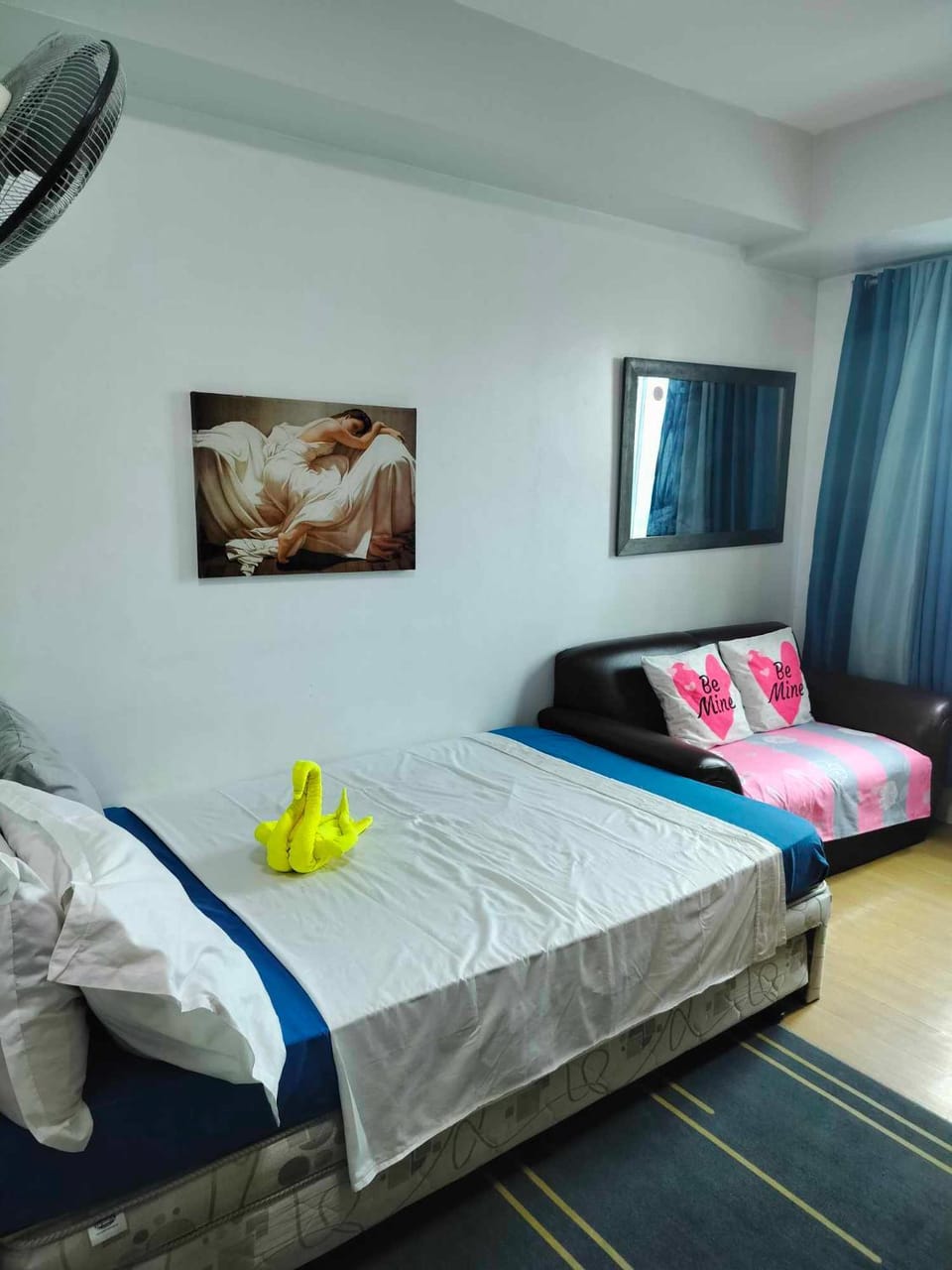 Bed, towels
