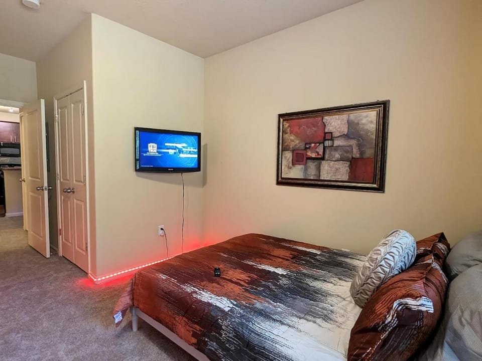 Bed, TV and multimedia, Bedroom