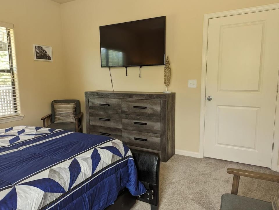 Bed, Evening entertainment, Bedroom