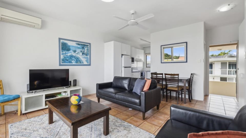 Communal lounge/ TV room, TV and multimedia, Living room, Other, Seating area, Dining area, air conditioner