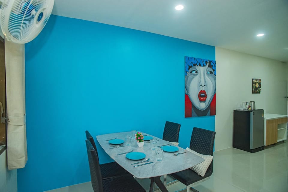 Kitchen or kitchenette, Dining area