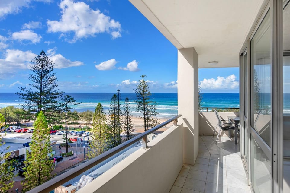 The Sands Beachfront 3 Bedroom Apartment - CoastHM Apartment in Surfers Paradise