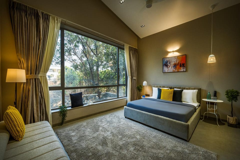 Bed, Photo of the whole room, Seating area, Bedroom