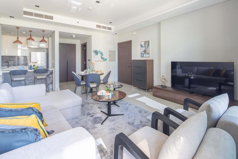 Frank Porter - Nobles Tower Apartment in Dubai