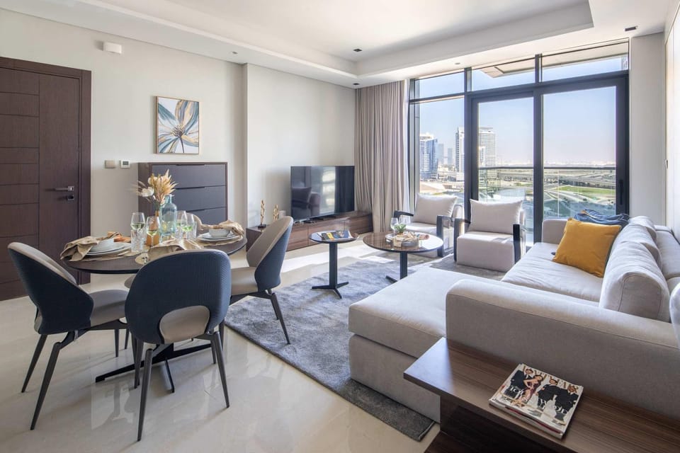 Frank Porter - Nobles Tower Apartment in Dubai