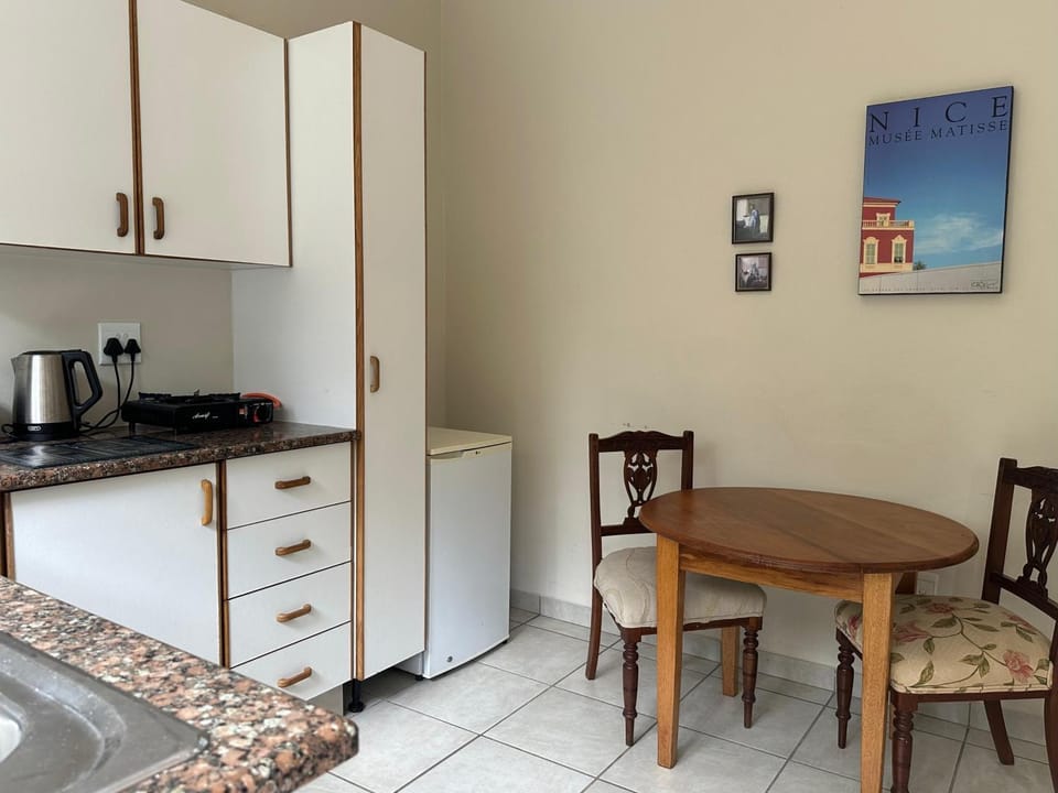 Coffee/tea facilities, Kitchen or kitchenette, Dining area