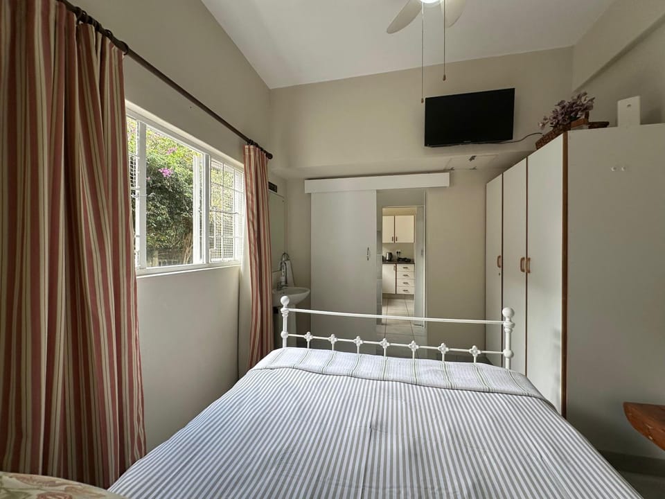 Bed, TV and multimedia, Bedroom