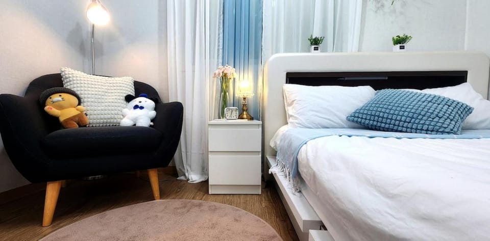 Bed, Photo of the whole room, Bedroom
