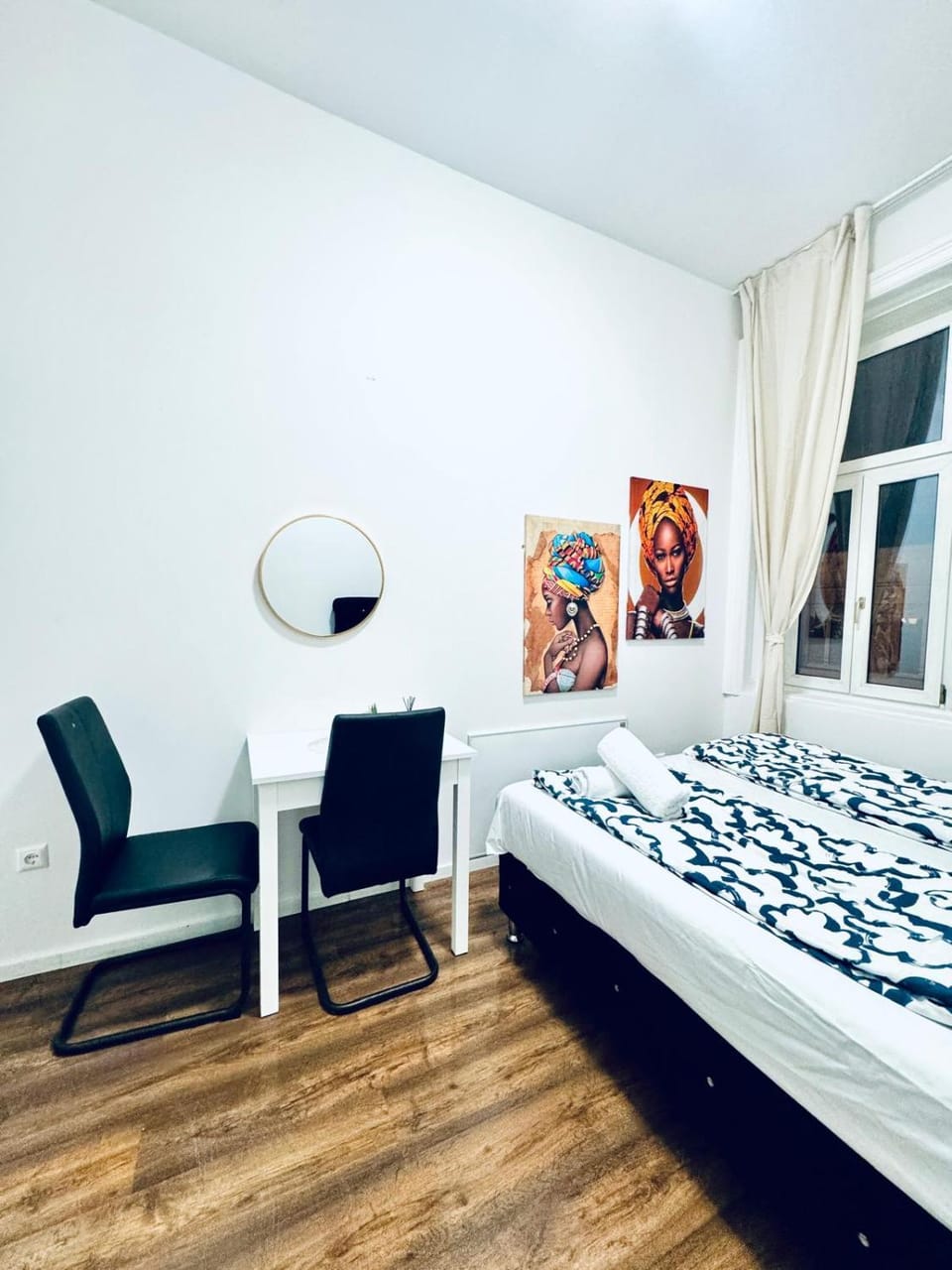 Bed, Seating area, Bedroom