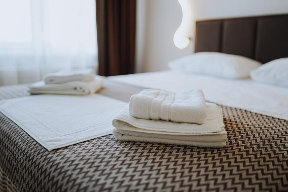 Bed, Bedroom, towels