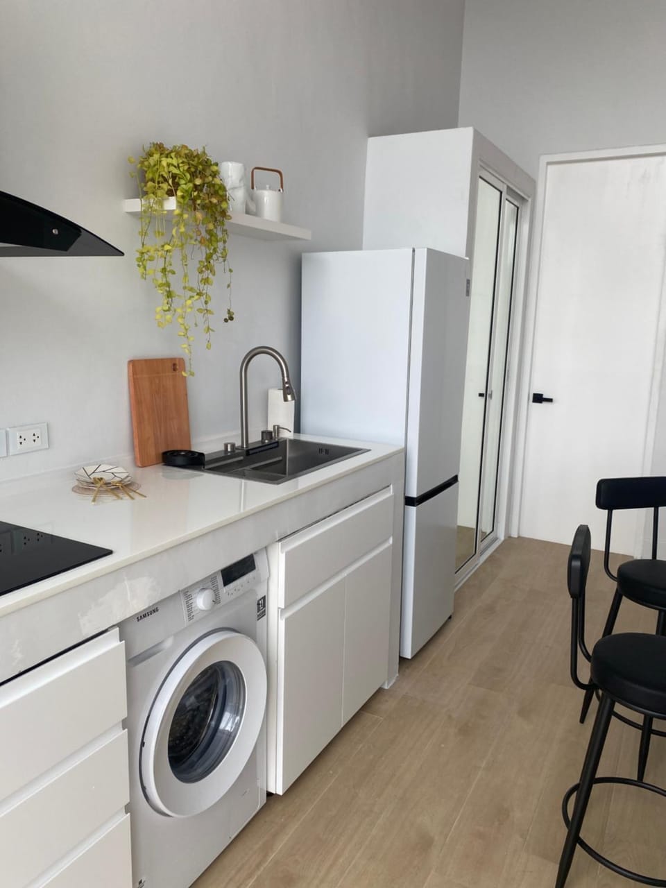Kitchen or kitchenette, Dining area, stove, washing machine