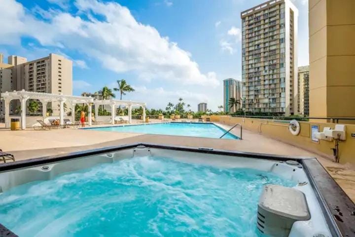 Magnificent Mana Studio at Hawaiian Monarch Apartment in McCully-Moiliili