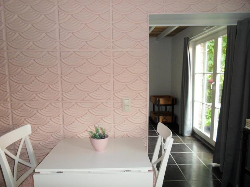 Coffee/tea facilities, Living room, Dining area, Garden view