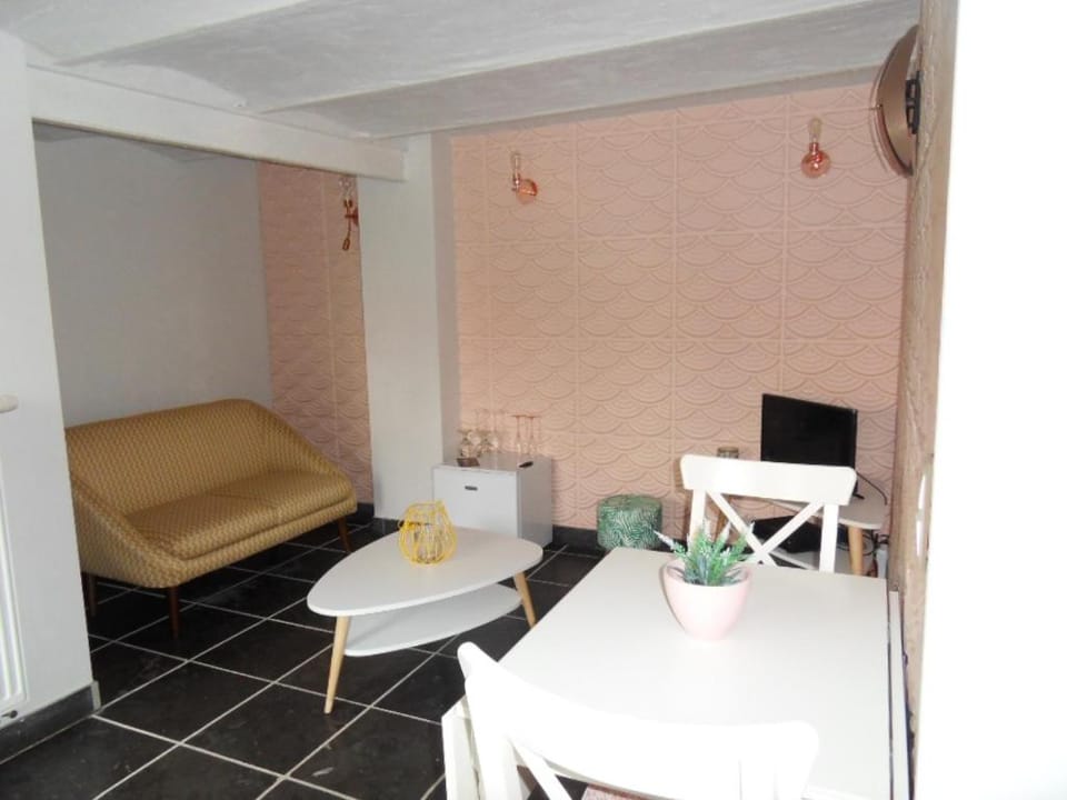 Coffee/tea facilities, Living room, Dining area, Garden view
